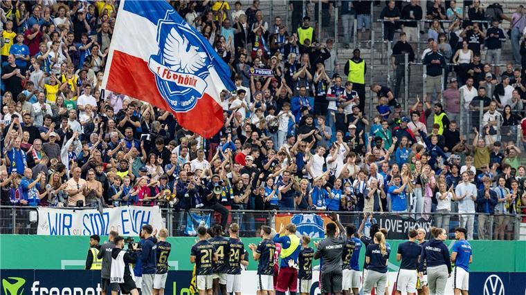 Nach Hallenbrand: Heimspiel des SSV Jeddeloh II fraglich Ob die Fans von Phoenix Lübeck am Mittwoch ihr Team zum SSV Jeddeloh II begleiten können, ist noch unklar.
