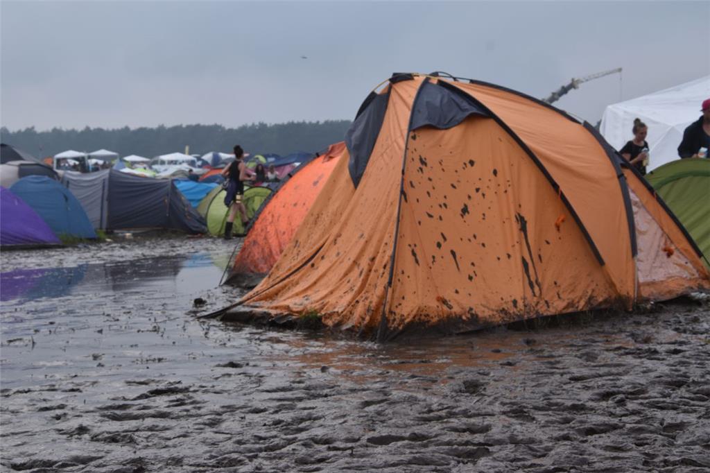 Ob die Festivalbesucher in diesen Zelten trocken geblieben sind, kann bezweifelt...