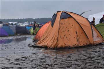 Ob die Festivalbesucher in diesen Zelten trocken geblieben sind, kann bezweifelt...