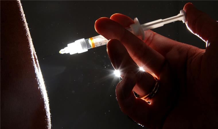 Triefnasen und Schüttelfrost: Grippewelle auch in Zeven angekommen Ob eine Grippeschutzimpfung Sinn macht oder nicht, muss jeder Betroffene für sich selbst entscheiden. Mediziner wie Dr. Stefan Knigge aus Heeslingen raten vor allem älteren Menschen und anderen Personengruppen wie Schwangeren und Menschen mit gesundheitlicher Gefährdung durch ein Grundleiden zur Impfung.