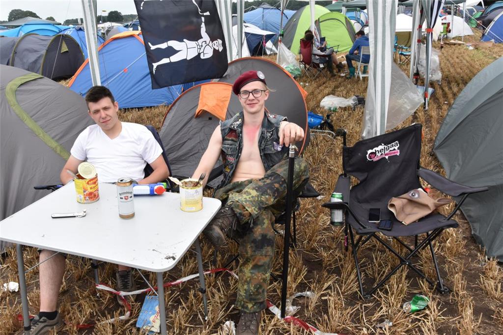 Ob es der Gehstock ist, das Barett oder die Kutte: Hier treffen Welten aufeinand...