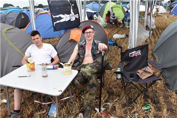 Ob es der Gehstock ist, das Barett oder die Kutte: Hier treffen Welten aufeinand...