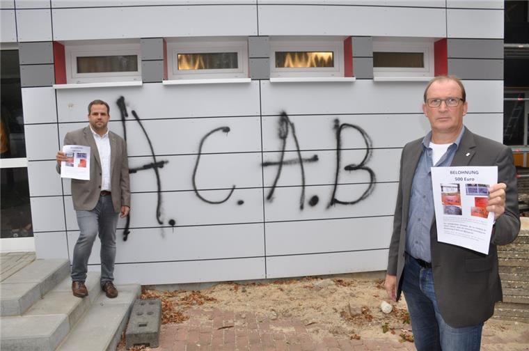 Graffiti-Schmiererei auf frisch sanierter Schule in Gnarrenburg Ob Fenster oder Fassaden: Der unbekannte Graffiti-Sprayer hat allein an sieben Wänden der Hauptstelle der Oste-Hamme-Schule seine Spuren hinterlassen. Bürgermeister Axel Renken (rechts) und Geschäftsbereichsleiter Marcel van der Pütten hoffen, dass mit einer Belohnung der Täter ermittelt werden kann. Die Abkürzung ACAB steht für die englischsprachige Version der Parole „Alle Polizisten sind Bastarde“.