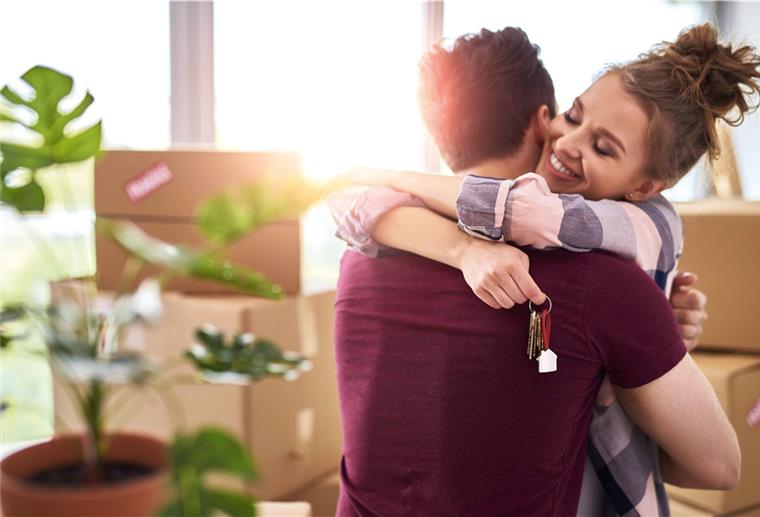 Familienzeit im Traumhaus? Mit dieser Checkliste klappt es sicher! Paar freut sich über die Schlüssel zum Eigenheim