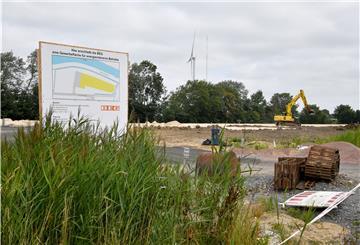 Ob gegenüber des Bremerhavener Müllheizkraftwerks eine Klärschlamm-Trocknung entsteht, ist noch nicht klar. Das Schild ist abgebaut, die Fläche dient zurzeit als Lagerplatz.
