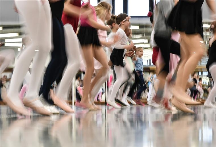 Sportamt bietet auch in der letzten Ferienwoche Programm Ob HipHop, K-Pop oder Breakdance: In der Tanzschule Beer können Kinder und Jugendliche das Tanzbein schwingen. Doch auch andere Vereine bieten dem Bremerhavener Nachwuchs ein Sportprogramm für die Sommerferien.