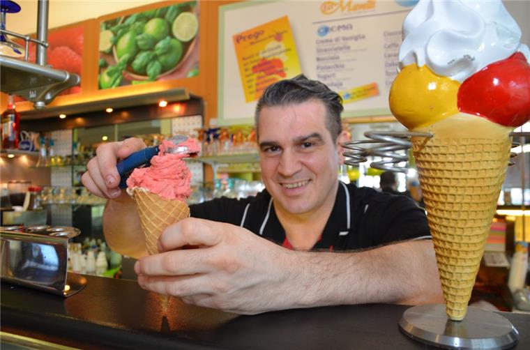Im Schatten des Wasserturms: Eiscafés buhlen am Neumarkt um die Gunst der Schleckermäuler Ob ihm Erdbeeren unter die Finger kommen oder Erbsen: Salvatore Mavelli hat für viele Lebensmittel kühl-kühne Ideen.