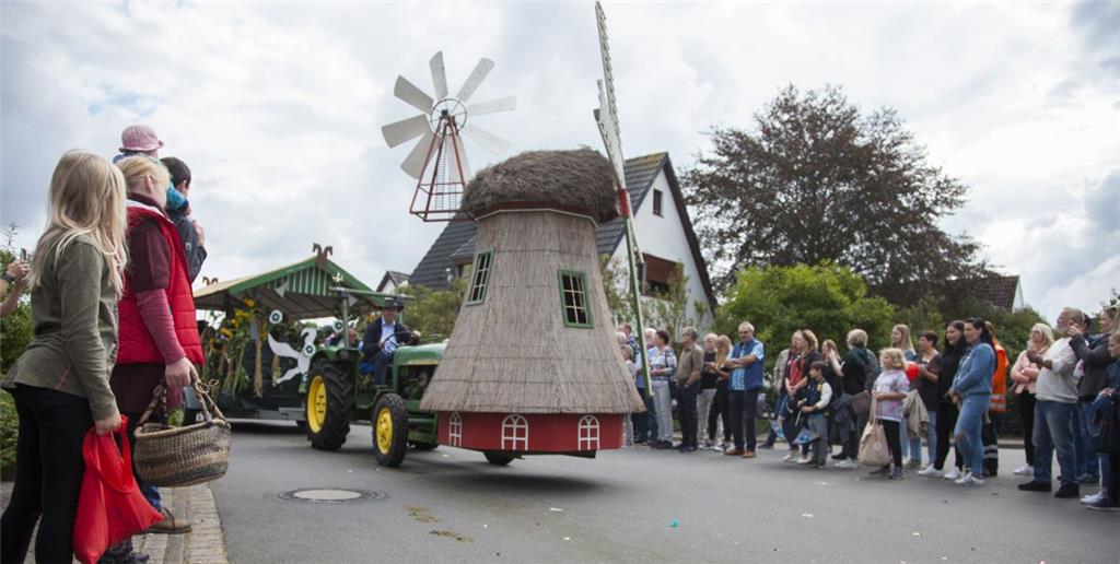 Ob im Original oder, wie hier, als zauberhafte Kopie: Die Midlumer Mühle darf be...