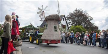 Ob im Original oder, wie hier, als zauberhafte Kopie: Die Midlumer Mühle darf be...