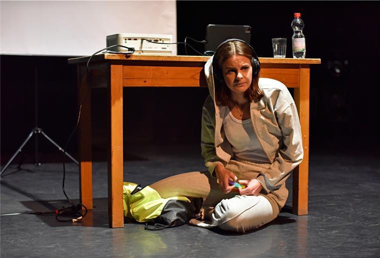 Mit diesen Stücken geht das Junge Theater in die Schulen Ob jemand lacht oder weint, kann Mickey (Severine Schabon) nur mit der App auf dem Handy erkennen. Bei ihr wurde das Asperger-Syndrom diagnostiziert.