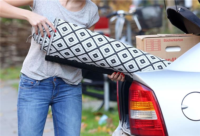 Lebensgefährliche Ladung Ob Kiste, Stuhl oder Teppich: Die eingeladenen Sachen müssen im Auto gut gesichert werden.