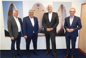 OB Melf Grantz (2. von links) bei der Führungsspitze der Lloyd Werft mit RüdigerPallentin, Carsten Haake und Carsten Sippel (von links).