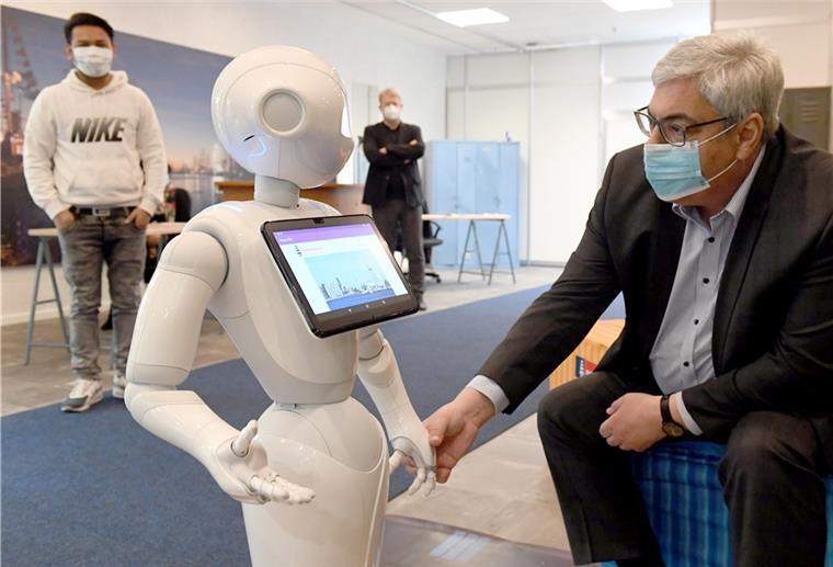 OB Melf Grantz war einer der ersten Gesprächspartner von „Pepper“. 