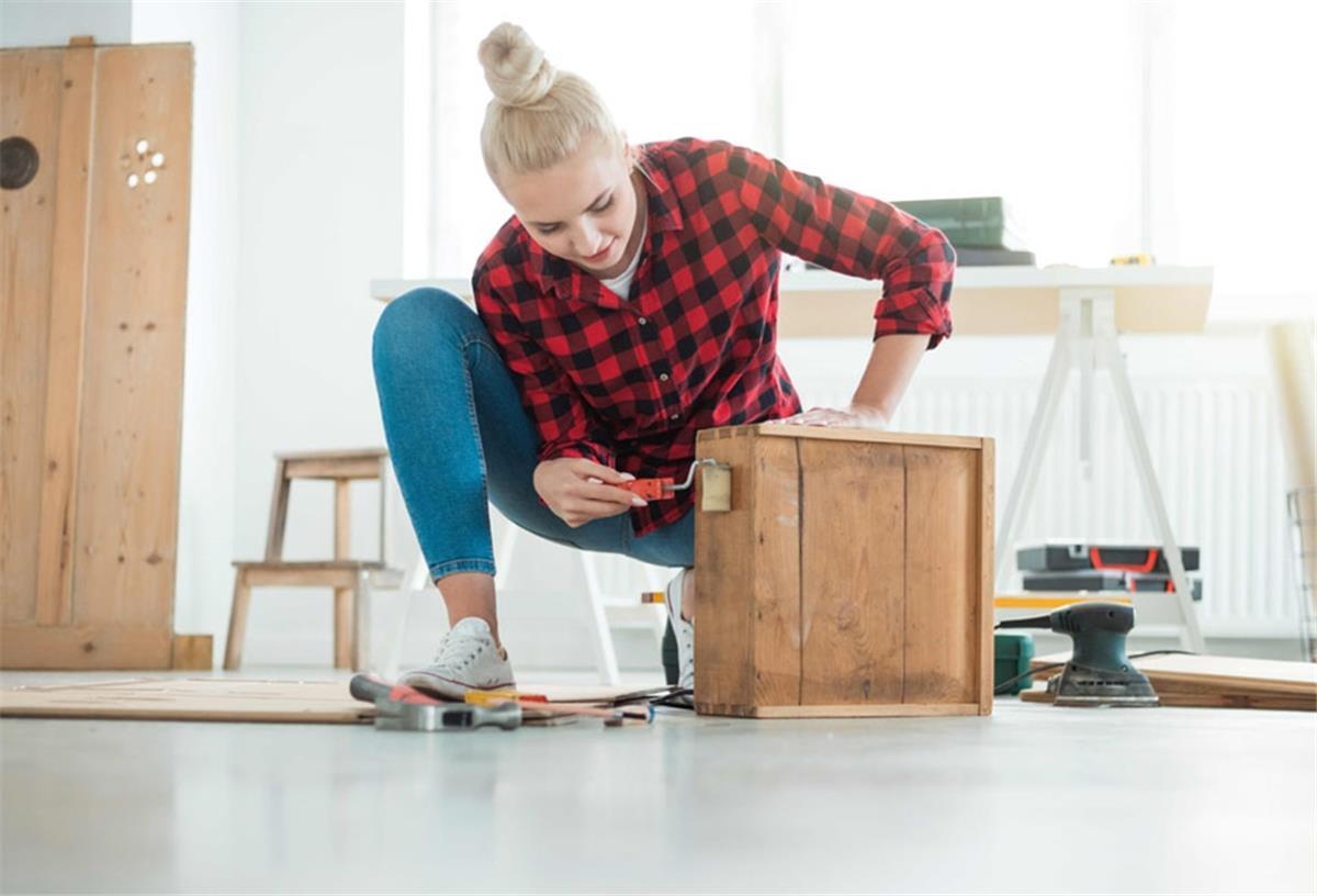 DIY-Wettbewerb: Hier gibt's 600 Euro zu gewinnen! Frau lackiert Holzschublade