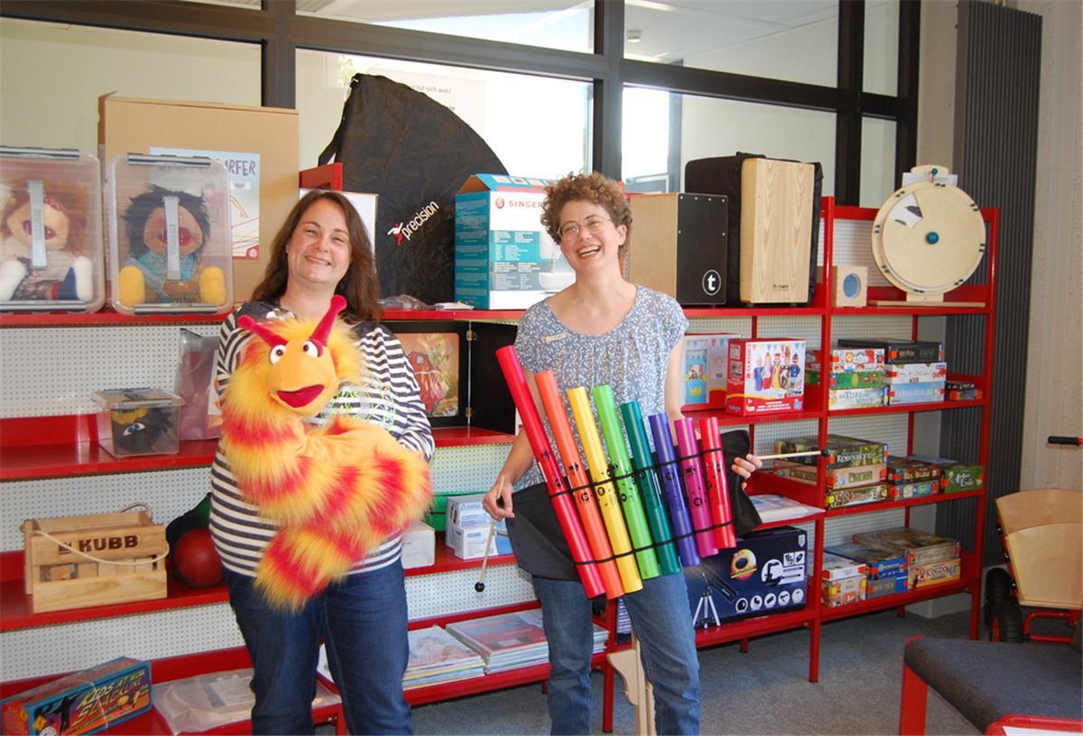 Ob Musikinstrumente, Handpuppen oder Mikroskop: Die Kreisbücherei ist jetzt auch eine „Bibliothek der Dinge“. Darüber freuen sich Leiterin Anne Humboldt (rechts) und ihre Stellvertreterin Inga Lüdke.