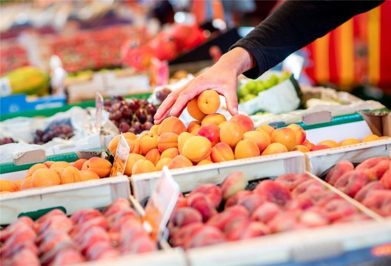 Umfrage: Inflation macht den Deutschen am meisten Angst Ob Obst, Gemüse oder andere Dinge des täglichen Bedarfs: Alles wird teurer. Die hohe Inflation ist einer Umfrage zufolge derzeit die größte Sorge der Menschen in Deutschland.