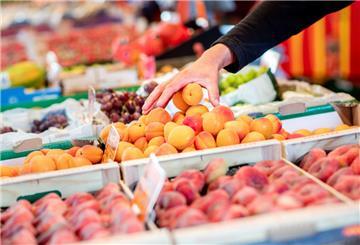 Ob Obst, Gemüse oder andere Dinge des täglichen Bedarfs: Alles wird teurer. Die hohe Inflation ist einer Umfrage zufolge derzeit die größte Sorge der Menschen in Deutschland.
