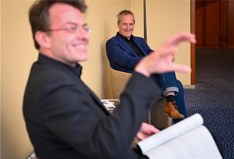Ein Theater-Spielplan der Umbrüche Ob sich in dieser Spielzeit noch mal der Vorhang heben kann, wissen Intendant Ulrich Mokrusch (hinten) und Generalmusikdirektor Marc Niemann nicht. Aber für den Spielplan 2020/21 sind sie optimistisch. Foto Scheschonka