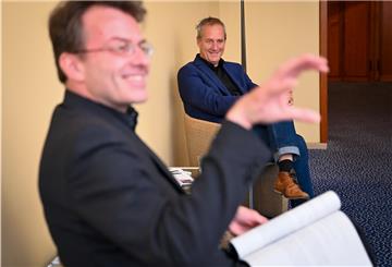 Ob sich in dieser Spielzeit noch mal der Vorhang heben kann, wissen Intendant Ulrich Mokrusch (hinten) und Generalmusikdirektor Marc Niemann nicht. Aber für den Spielplan 2020/21 sind sie optimistisch. Foto Scheschonka