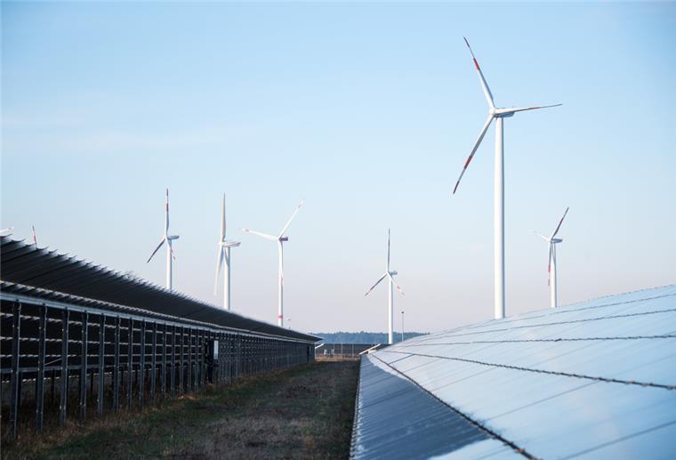 Ob Sonne oder Wind: Regenerative Energieen sollen in Zukunft einen deutlich größeren Anteil am Strommix in Deutschland haben. Dafür muss auch Niedersachsen noch zulegen, fordert der Bund.