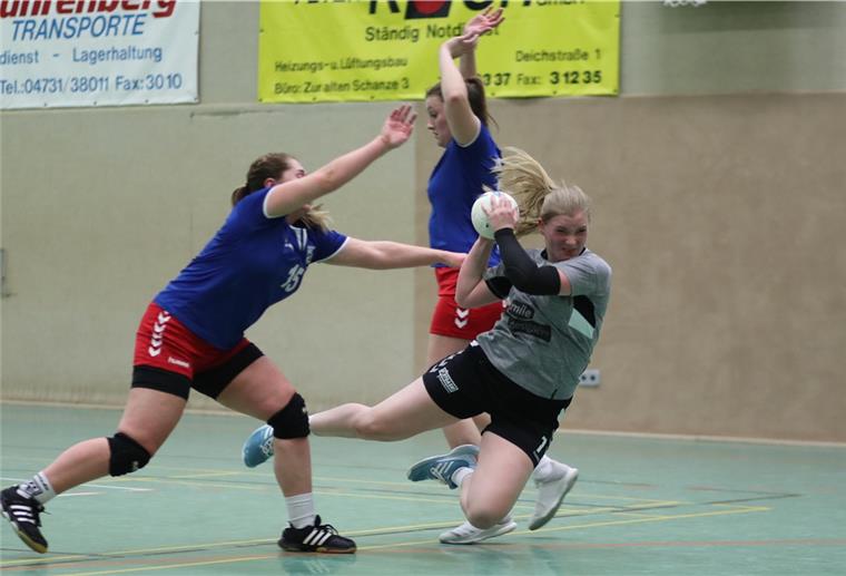 Sportler dürfen leise von Wettkämpfen träumen Ob und wenn ja wie die Handballerinnen der HSG Blexer TB/SV Nordenham (rechts Liska Stuhrmann) wieder in der Regionsoberliga um Punkte kämpfen dürfen, ist noch unklar. Er gibt aber leichte Hoffnungen.