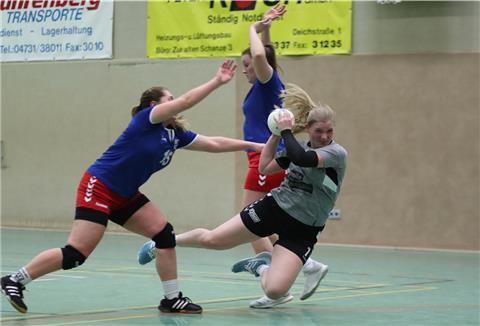 Ob und wenn ja wie die Handballerinnen der HSG Blexer TB/SV Nordenham (rechts Liska Stuhrmann) wieder in der Regionsoberliga um Punkte kämpfen dürfen, ist noch unklar. Er gibt aber leichte Hoffnungen.