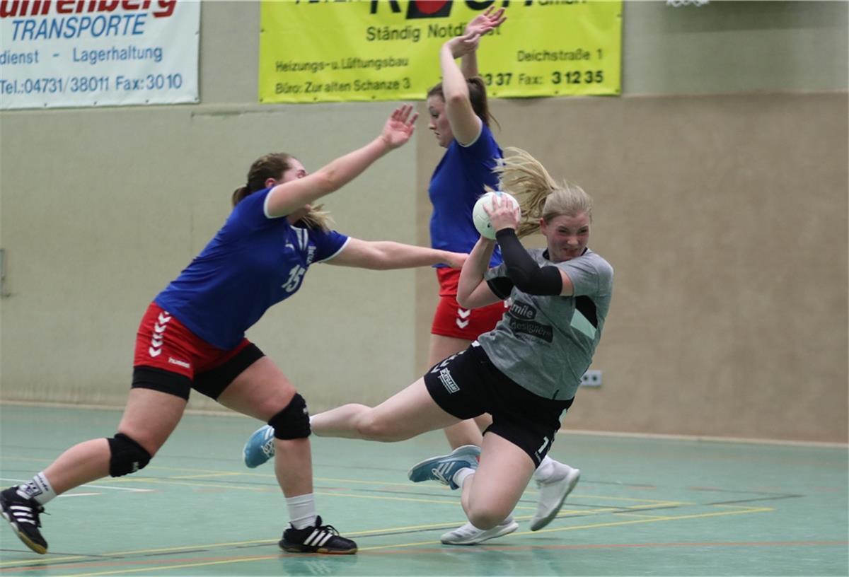Ob und wenn ja wie die Handballerinnen der HSG Blexer TB/SV Nordenham (rechts Liska Stuhrmann) wieder in der Regionsoberliga um Punkte kämpfen dürfen, ist noch unklar. Er gibt aber leichte Hoffnungen.