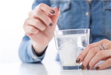 Jemand hält ein mit Wasser gefülltes Glas in der Hand. Eine Tablette löst sich darin auf.  Ob Vitamine, Pflanzenextrakte oder Mineralien – Nahrungsergänzungsmittel sind beliebt, aber oft überschätzt. Die Verbraucherzentrale warnt vor falschen Gesundheitsversprechen, besonders in sozialen Medien.