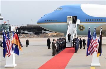 Obama hält sich zum fünften Mal als US-Präsident in Deutschland auf, voraussichtlich auch zum letzten Mal. Im November wird in den USA ein neuer Präsident gewählt, im Januar scheidet Obama aus dem Amt.