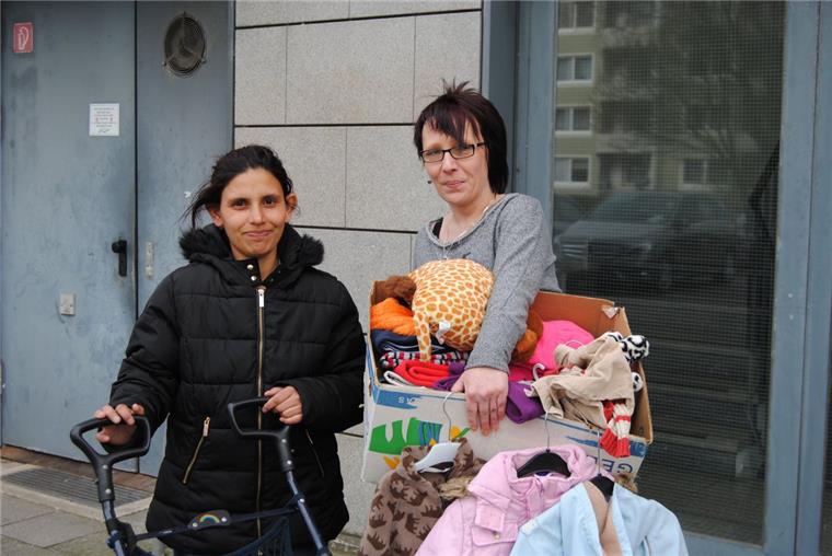 Obdachlos nach Brand in Lehe: Julia Slavova bekommt Kleider- und Spielzeugspenden von Anna Klech, vom Verein Sonnenblume e.V.