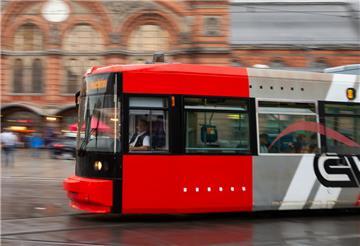 Eine Straßenbahn fährt vor dem Hauptbahnhof entlang