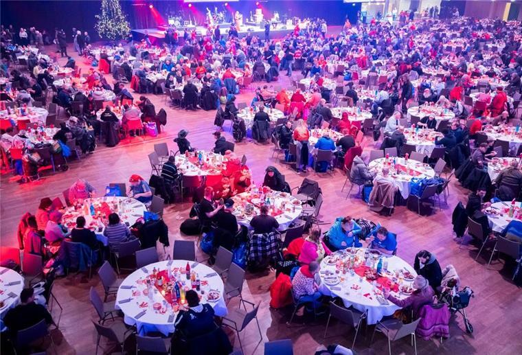 Gänsekeule für Berlins Obdachlose - nur ohne Frank Zander Obdachlose und Bedürftige bei der 29. Weihnachtsfeier für Obdachlose und Bedürftige des Sängers Frank Zander im Berliner Hotel Estrel.