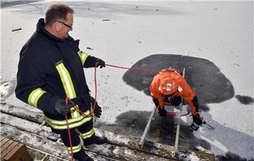 Oberbrandmeister Franz Schaper hat Dienstagnachmittag ein Loch ins Eis am Holzhafen in Bremerhaven gebohrt. Ergebnis: knapp 3 Zentimeter. Das Eis ist viel zu dünn und brüchig. Gesichert wurde Schaper bei der Aktion von Hauptbrandmeister Carsten Czyborra mit einem Seil.