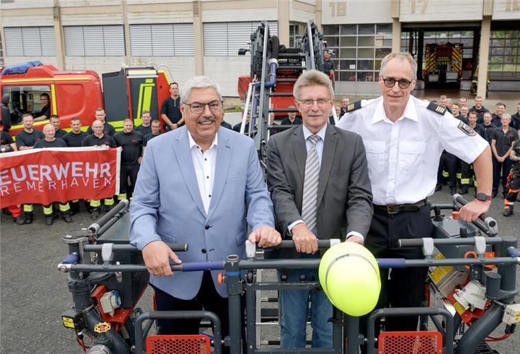 Bremerhaven: Dezernat Feuerwehr von Melf Grantz an Peter Skusa übergeben Von links: Melf Grantz, Peter Skusa und Jens Cordes.