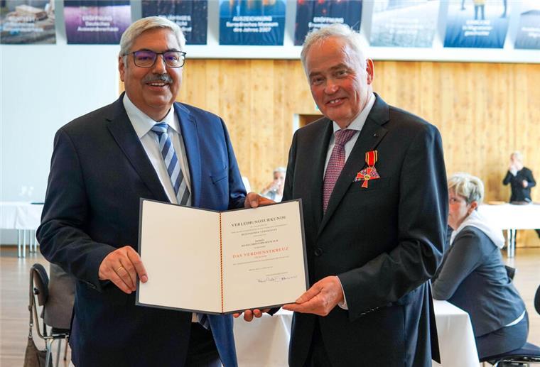 Hans-Christoph Seewald erhält Bundesverdienstkreuz Oberbürgermeister Melf Grantz (links) überreichte Hans-Christoph Seewald das Verdienstkreuz am Bande des Verdienstordens der Bundesrepublik Deutschland.