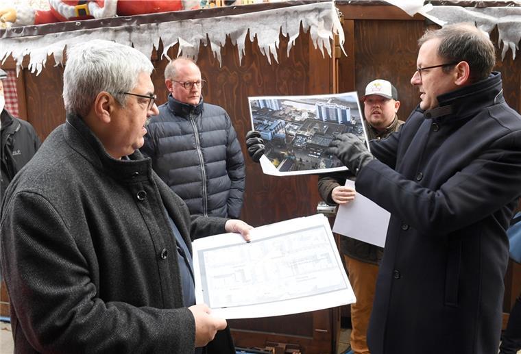 Karstadt-Gebäude wird Anfang 2023 abgerissen Oberbürgermeister Melf Grantz (links) und SPD-Chef Martin Günthner zeigten beim Start Luftfotos, auf denen die Größe des Gebäudekomplexes gut zu sehen war.