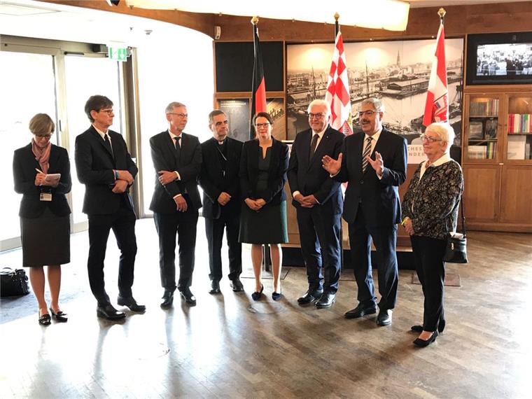 Bundespräsident Steinmeier zeigt Botschaftern das Auswandererhaus Oberbürgermeister Melf Grantz und Stadtverordnetenvorsteherin Brigitte Lückert begrüßen Bundespräsident Frank-Walter Steinmeier im Auswandererhaus.