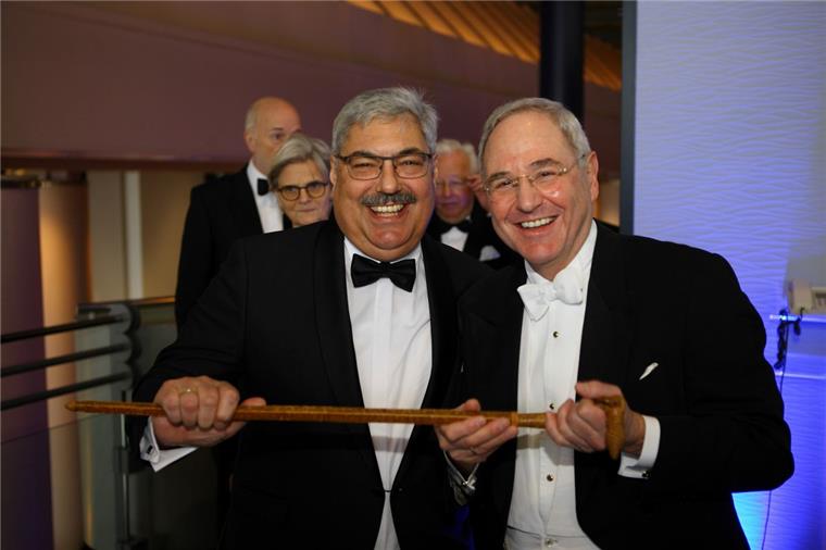 Oberbürgermeister Melf Grantz und Dr. Patrick Wendisch, Präsident der Eiswette, haben sichtlich Spaß. Grantz war privat bei dem Fest. 
