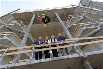 Oberbürgermeister Melf Grantz (von links), Jan Gerdes (Zimmermann), Michael Lütjen (Zimmermann) und Sieghard Lückehe (Geschäftsführer Stäwog) feiern Richtfest an der Blumenstraße.