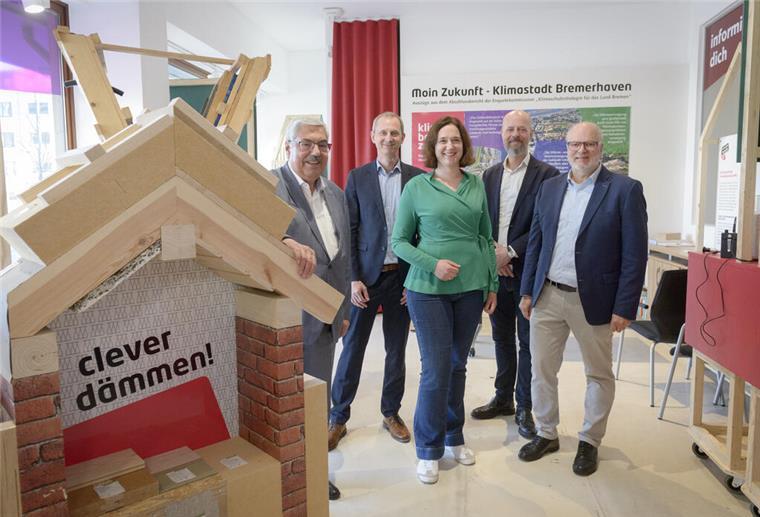 Energiekonsens eröffnet Klima Bau Zentrum in Bremerhaven Eine Personengruppe steht in einem Raum mit Ausstellungsstücken zur Wärmedämmung
