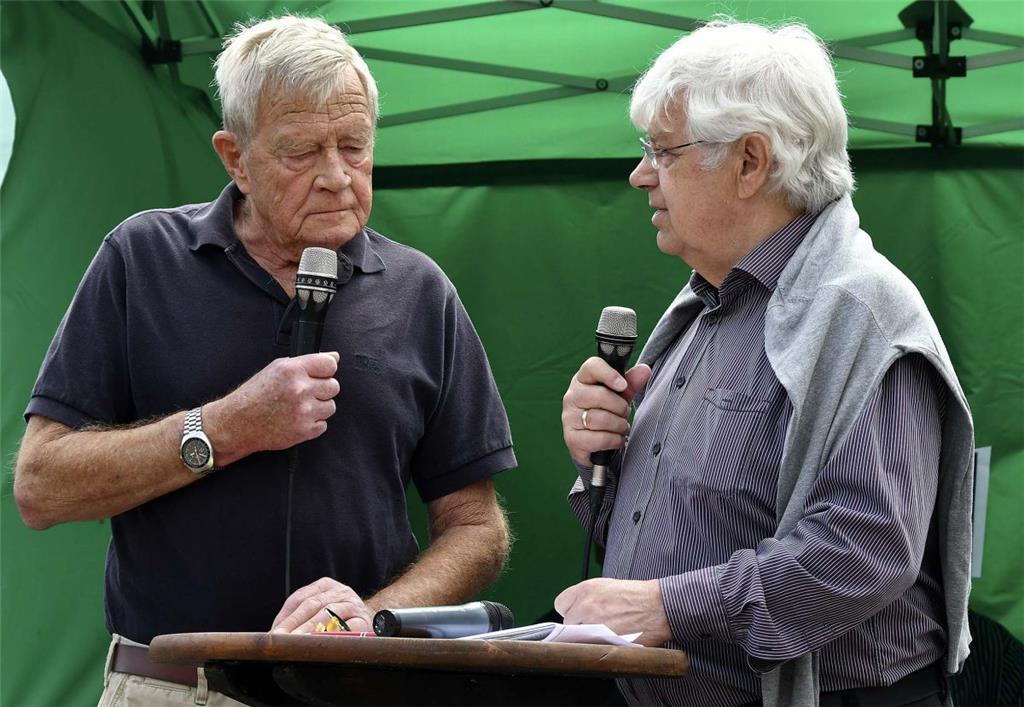 Oberdeichgräfe Hermann Möhlmann (links) berichtete den Zuhörern vom Bau des neue...