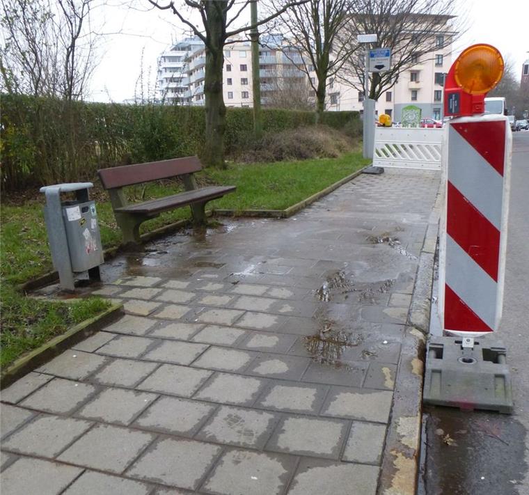 Bremerhaven: Sickerwasser sorgt für Sperrung von Fußweg Oberflächenwasser läuft von einem höhergelegenen Grundstück auf die Schifferstraße in Bremerhaven. Bei Frost wird der Fußweg zur Eispiste. Darum wurde er sicherheitshalber gesperrt