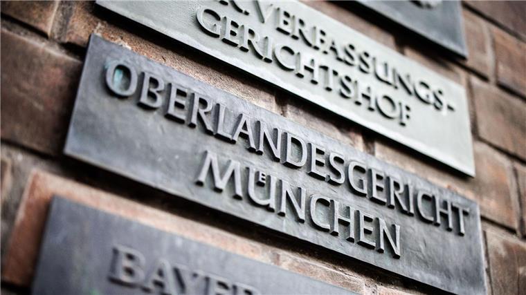 „Es tut mir wirklich leid“: IS-Rückkehrerin weint im Prozess „Oberlandesgericht München“ steht auf einem Schild.