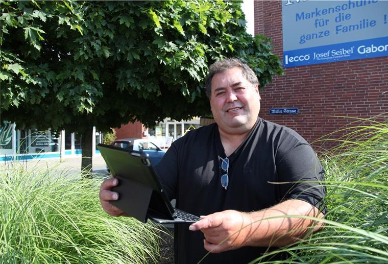 Oberschule Beverstedt wird digital: Elternsprecher Horst Meyer mit einem Ipad.