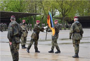 Oberst Eiko Zuckschwerdt (2. von rechts) hat mit der Truppenfahne das Kommando übernommen.