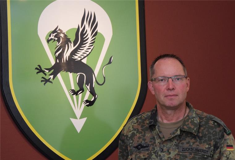 Seedorfer Kommandeur über Einsatz in Kabul und gute Ausbildung Mann in Tarnkleidung vor Wappen