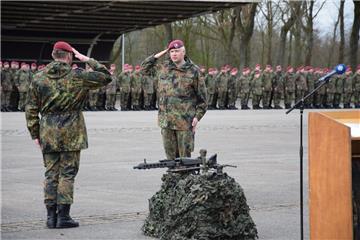 Oberstleutnant i.G. Ulrich Meyfeld (rechts) ist beim Appell in der Kaserne Seedorf zum neuen stellvertretenden Kommandeur des Fallschirmjägerregiments 31 ernannt worden.  