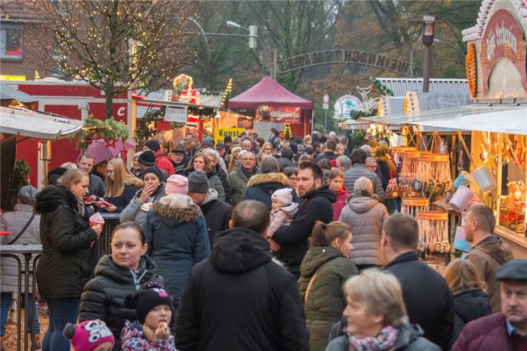 Ein Hauch von Weihnachten liegt über Zeven Obgleich es am Sonntag nahezu ununterbrochen nieselte, war der Weihnachtsmarkt ein Besuchermagnet.