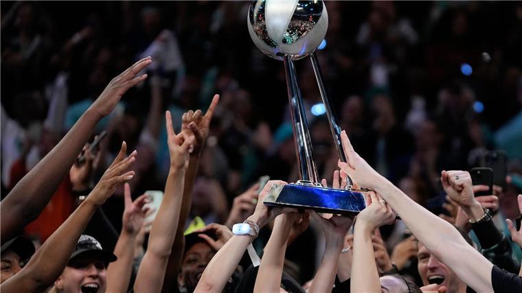 Objekt der Begierde: Der Meisterpokal der WNBA.