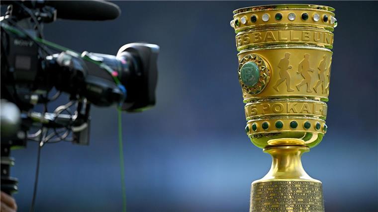 Wolfsburg gegen Kiel: Nordduell im DFB-Pokal Objekt der Begierde: Im DFB-Pokal stehen die Paarungen für die zweite Runde fest.